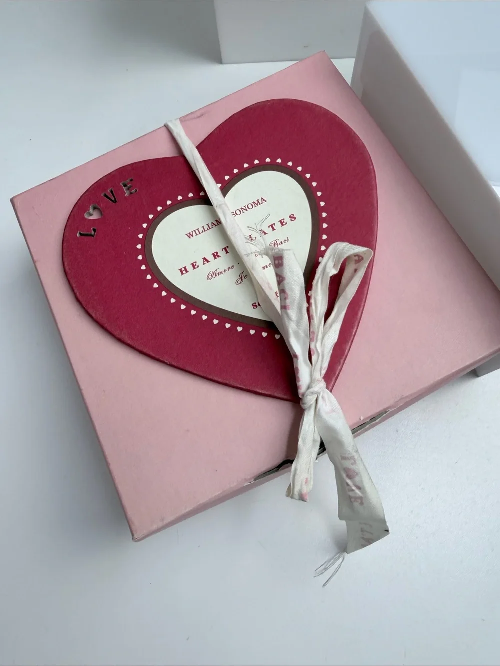 Williams-Sonoma Heart Plates Set of 4 Amore Love Baci Je t’ Amie in Box